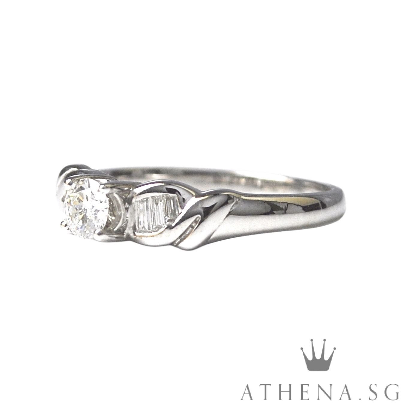 18K WG FANCY DESIGN DIAMOND RING D1-0.25CTS TD6-0.12CTS 3.10G (SIZE 14) - Image 3