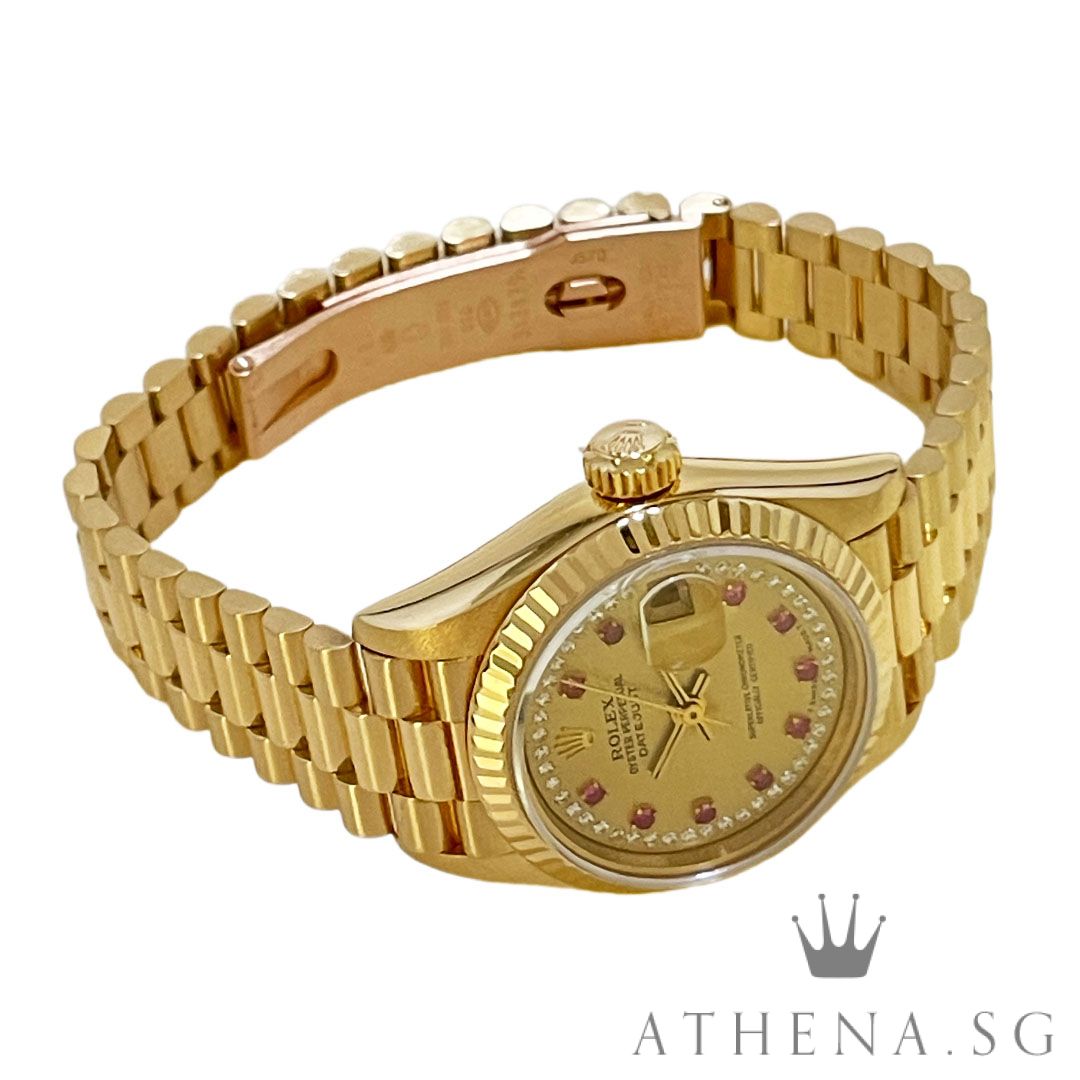 ROLEX 18K YELLOW GOLD LADIES DATEJUST 26MM "W" SERIES "CHAMPAGNE DIAMOND WITH RUBY DIAL" WITH BOX & CERT DATED (10/1996) 69178 - Image 2