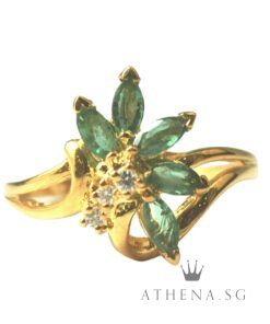 18K YELLOW GOLD EMERALD DIAMOND RING D3-0.06CTS 3.18G (SIZE 14.5) [NETT $698.00]